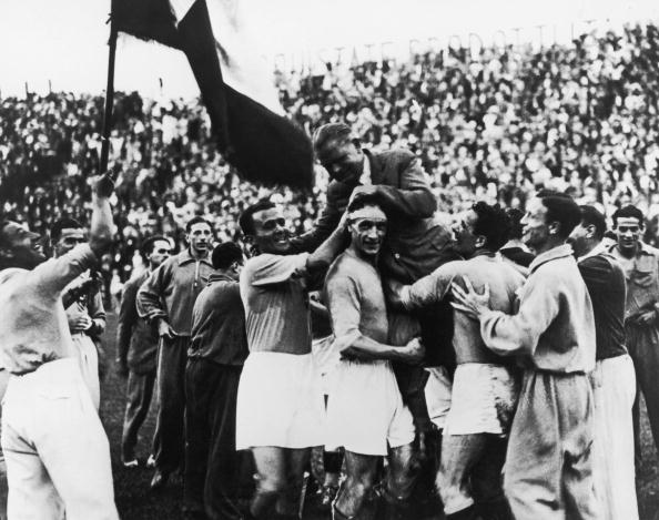Vittorio Pozzo levado em ombros depois da conquista do Mundial
