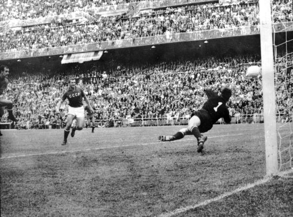 Golo do empate da União Soviética por Khusainov contra Espanha na final do Euro 64